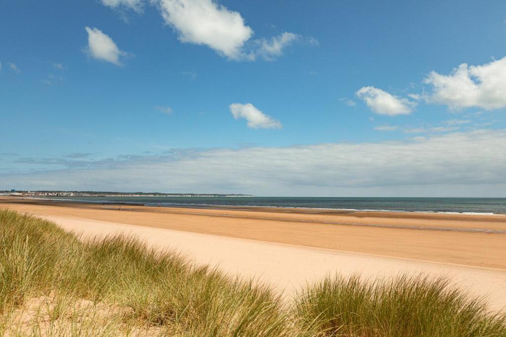 Bessingby Beachfront Apartment - Ground Floor Apartment With Sea Views, Next To The Beach, Bridlington, North Yorkshire מראה חיצוני תמונה